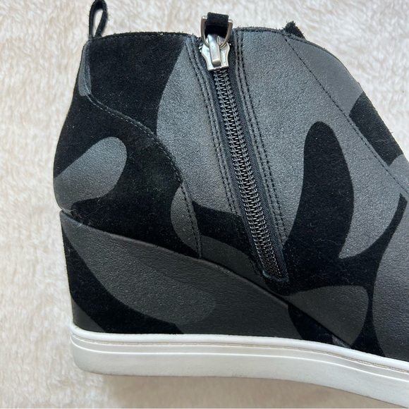 Linea Paolo Felicia Black and Gray Camo Sneakers - Picture 5 of 8